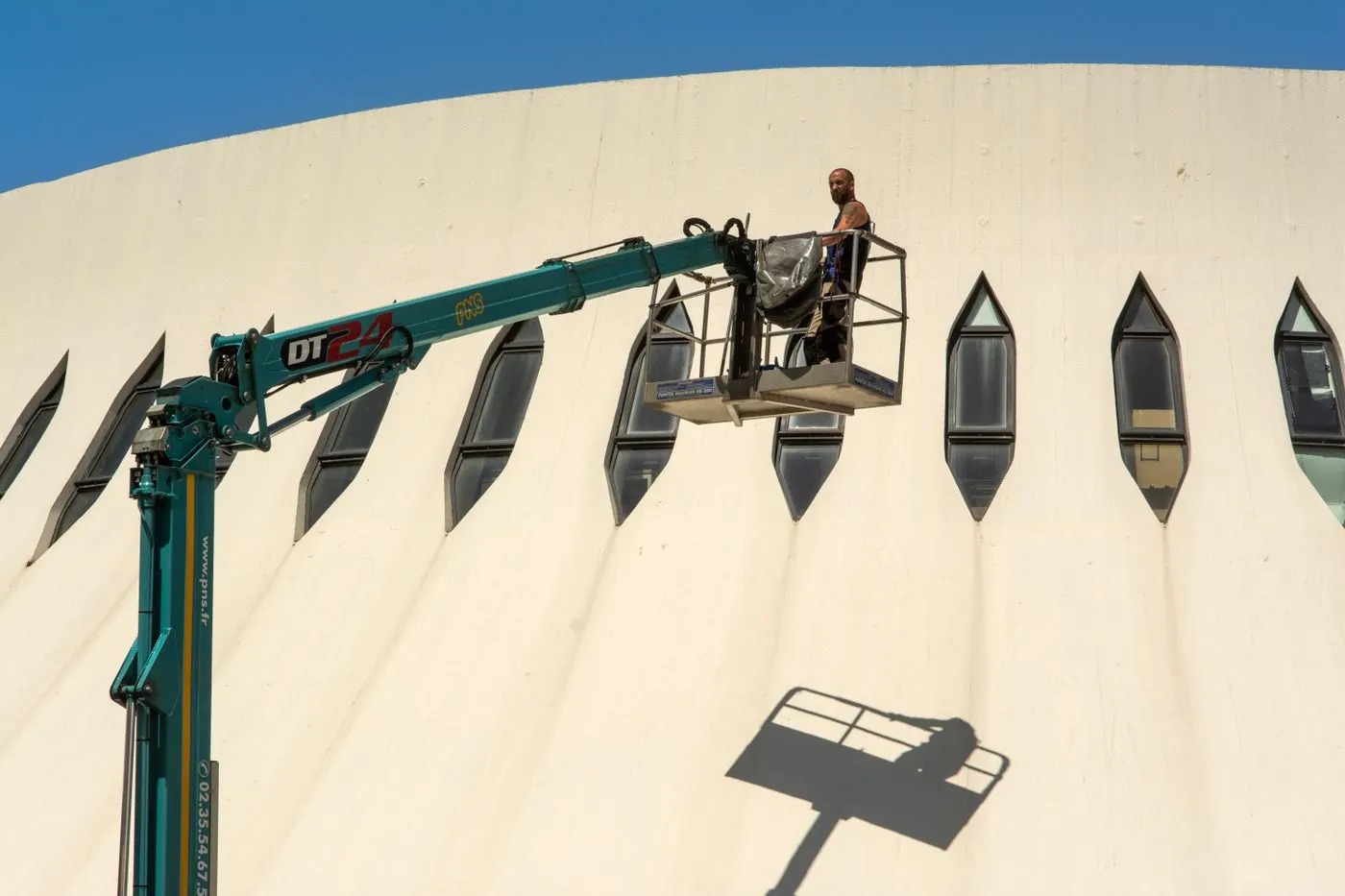 Heavy equipment rental Baton Rouge – Worker on an aerial platform (stock photo, Baton Rouge equipment rental guide)