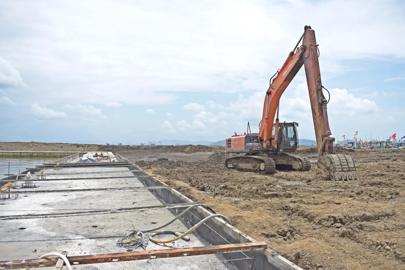 Excavator rental Baton Rouge – Excavator digging on a construction site (stock photo, Baton Rouge equipment rental guide)
