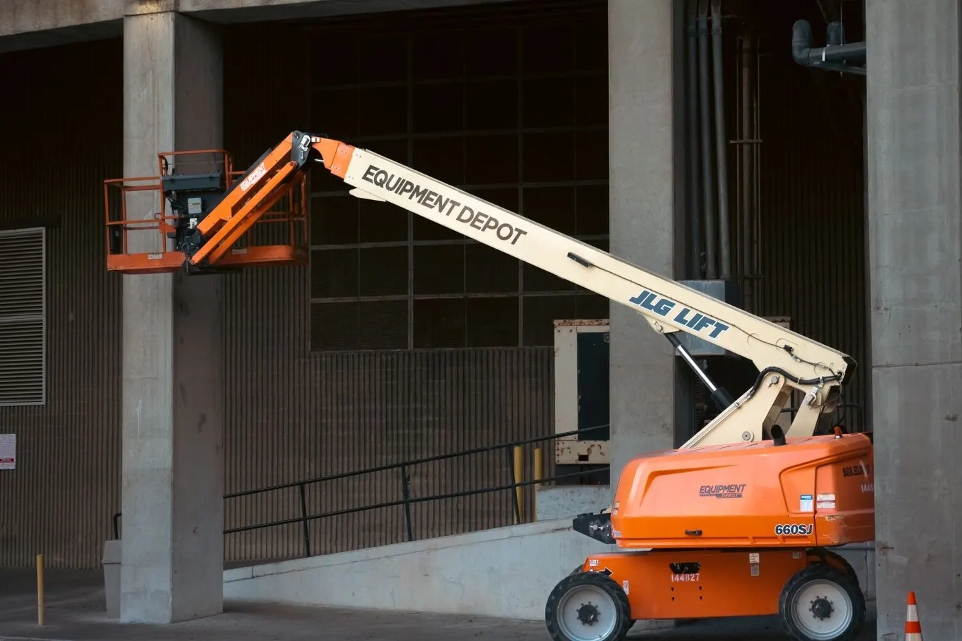 Aerial lift rental Baton Rouge – Boom lift at an industrial site (stock photo, Baton Rouge equipment rental guide)