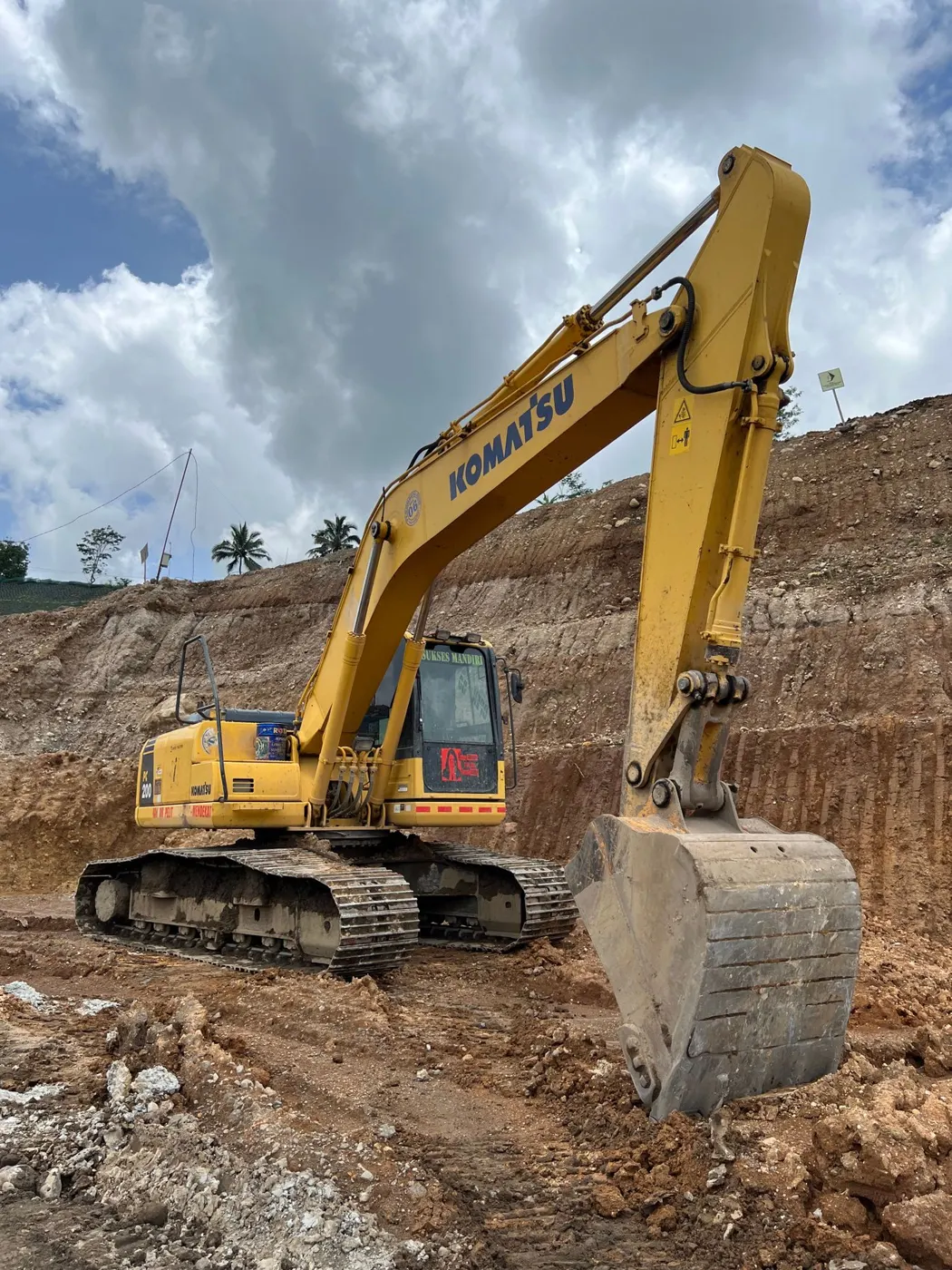Heavy equipment rental Baton Rouge – Yellow bulldozer at a construction site (stock photo, Baton Rouge equipment rental guide)
