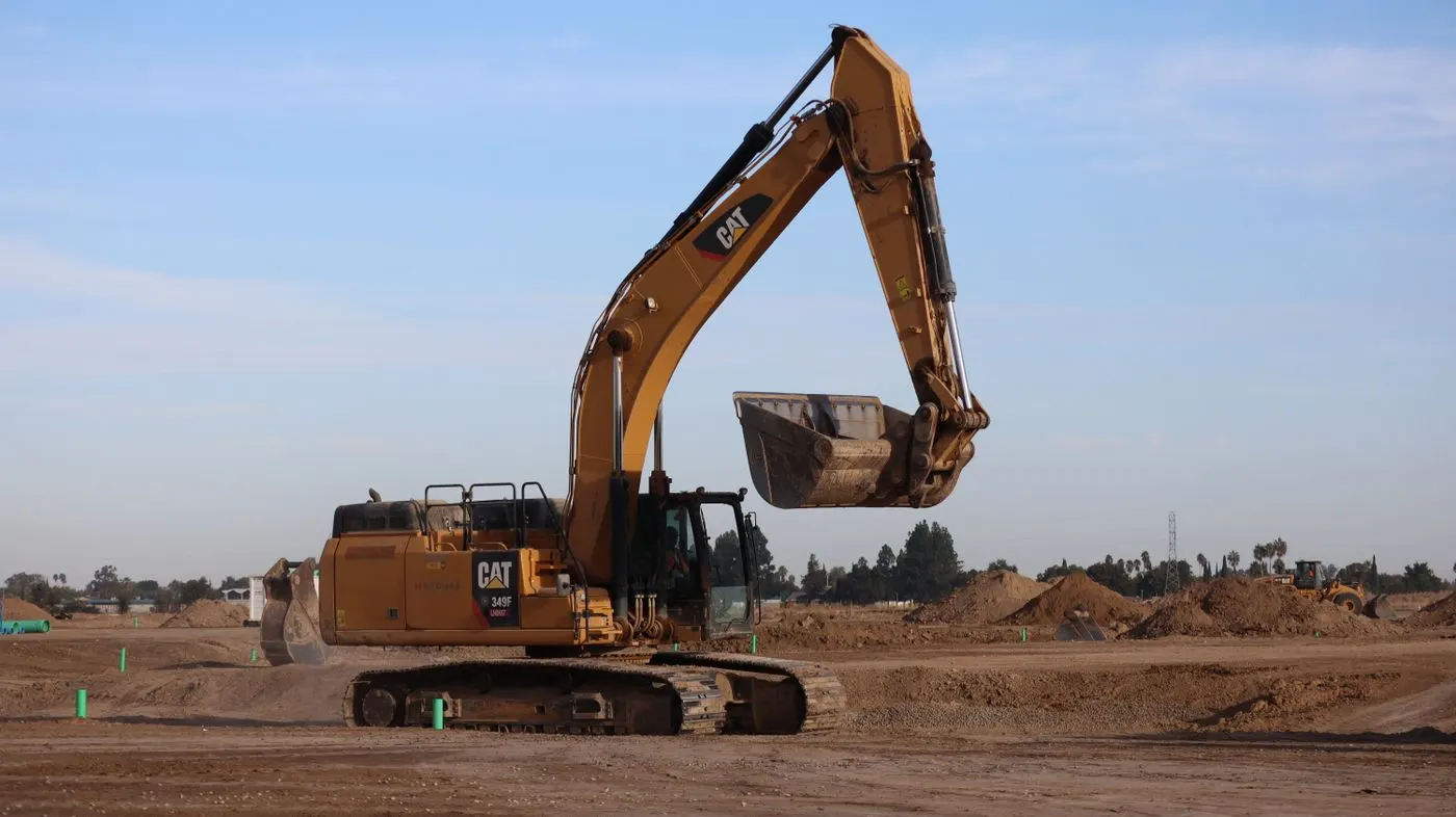 Crane mats & outrigger pads Baton Rouge – Excavator against a clear blue sky (stock photo, Baton Rouge equipment rental guide)