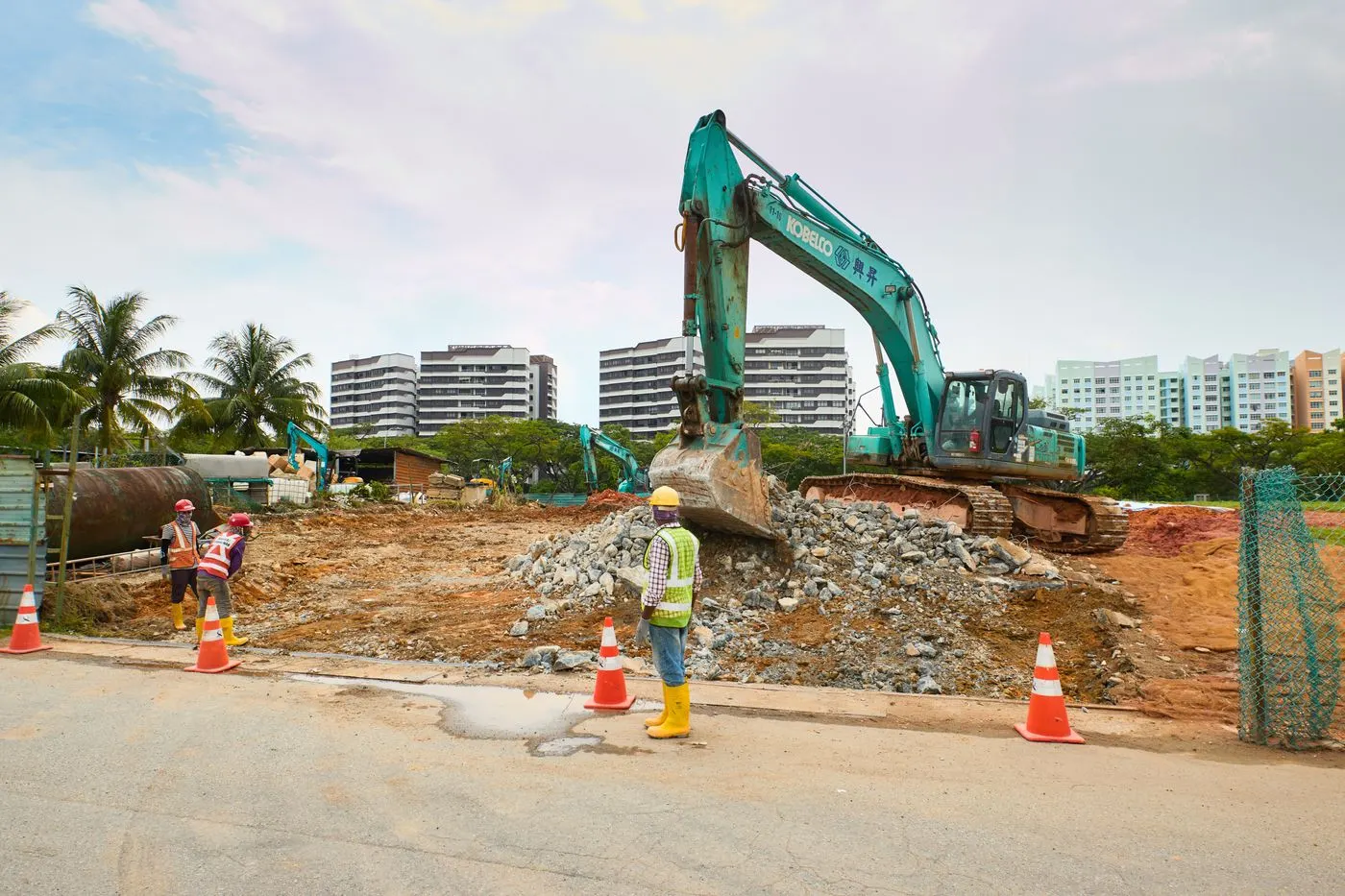 Heavy equipment rental Baton Rouge – Construction site with excavators and workers (stock photo, Baton Rouge equipment rental guide)