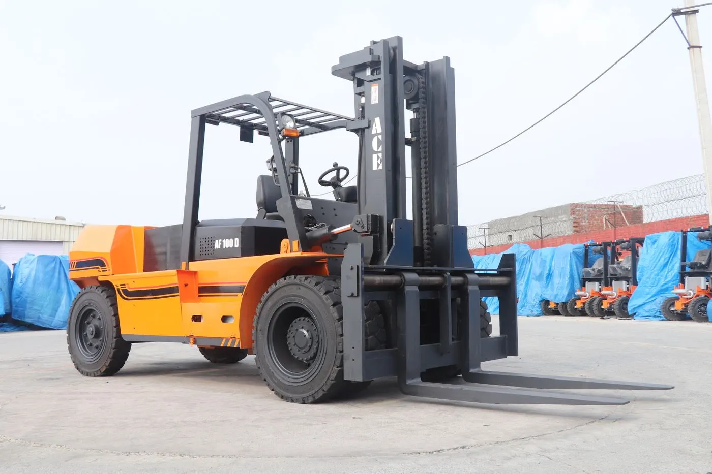 Telehandler & forklift Baton Rouge – Diesel forklift in an industrial yard (stock photo, Baton Rouge equipment rental guide)