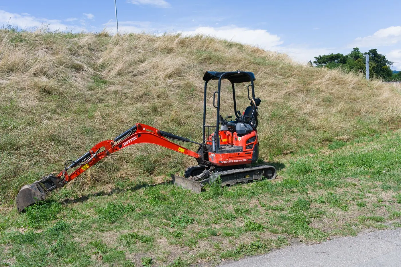 Call Louisiana 811 Before You Dig with Rented Equipment (stock photo)