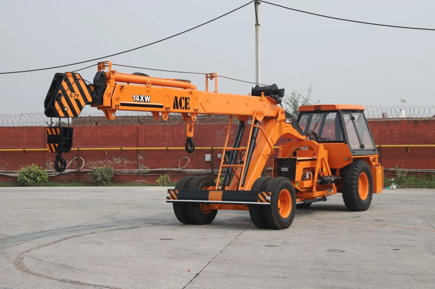 Crane rental Baton Rouge – Hydraulic mobile crane (stock photo, Baton Rouge equipment rental guide)