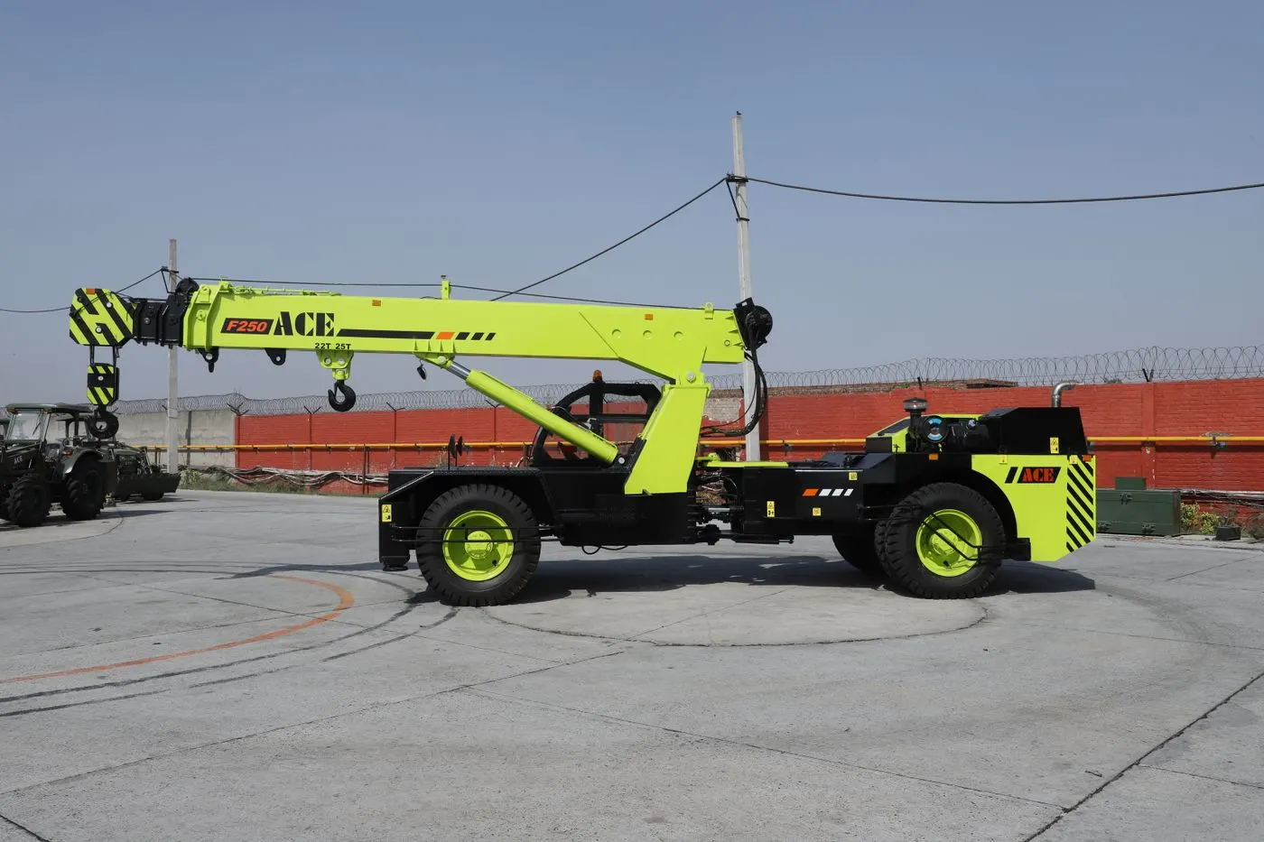 Heavy equipment rental Baton Rouge – Mobile crane at an industrial site (stock photo, Baton Rouge equipment rental guide)