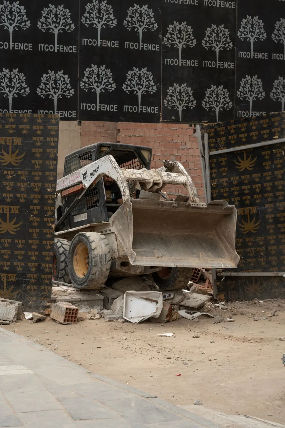 Skid steer & track loader Baton Rouge – Skid steer loader moving debris (stock photo, Baton Rouge equipment rental guide)