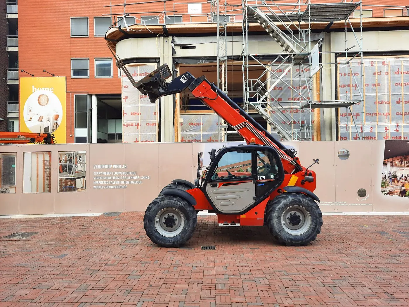 Heavy equipment rental Baton Rouge – Red telehandler at a building site (stock photo, Baton Rouge equipment rental guide)
